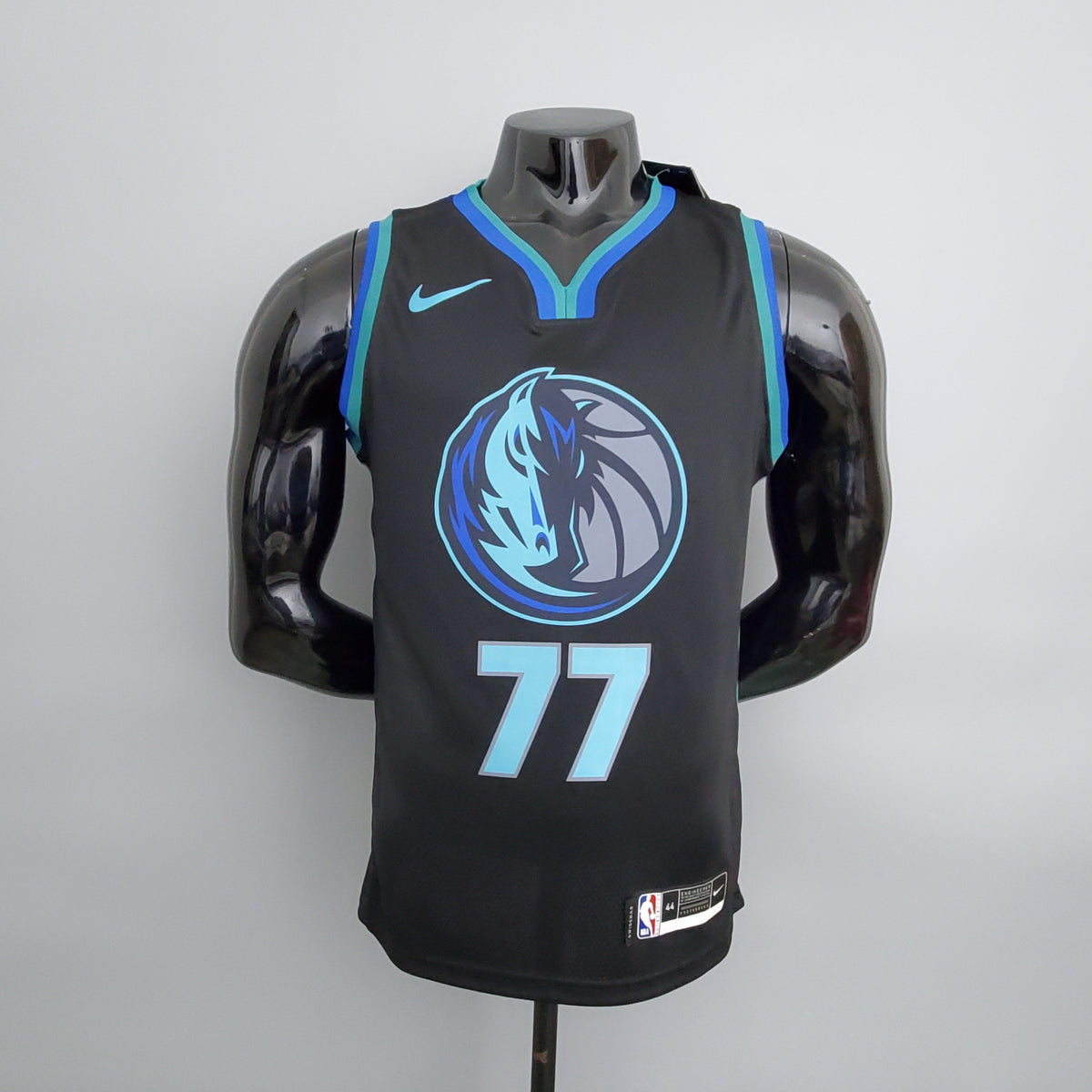 Regata NBA Dallas Mavericks - Doncic #77 Big Bull Head Black